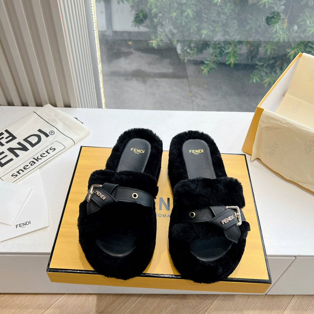 THICK-SOLDED SLIPPER IN BLACK LAMB FUR