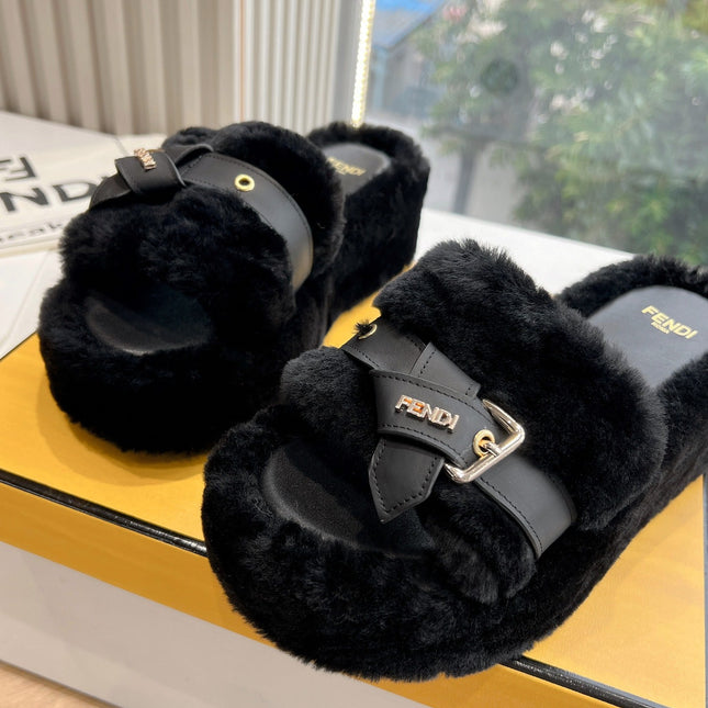 THICK-SOLDED SLIPPER IN BLACK LAMB FUR