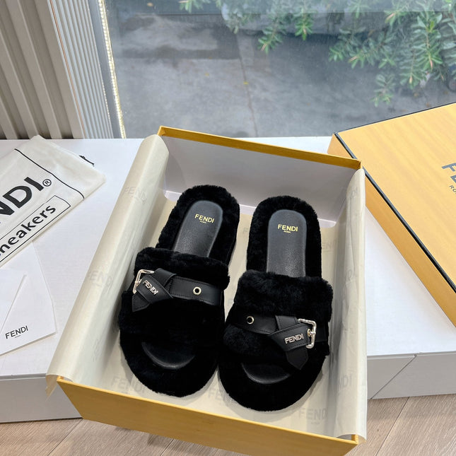 THICK-SOLDED SLIPPER IN BLACK LAMB FUR