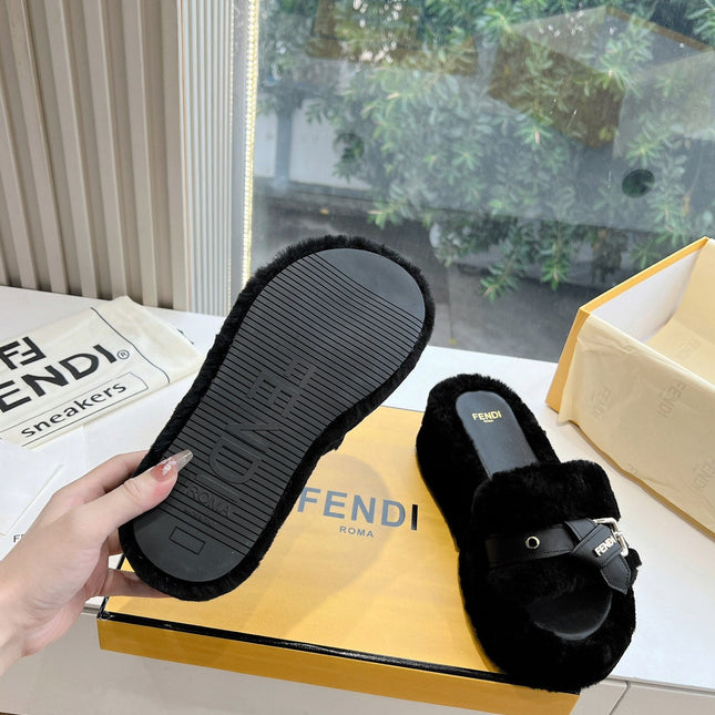 THICK-SOLDED SLIPPER IN BLACK LAMB FUR