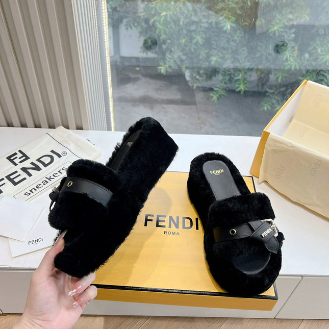 THICK-SOLDED SLIPPER IN BLACK LAMB FUR