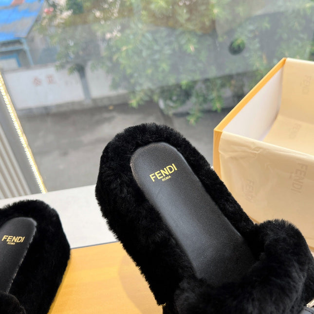 THICK-SOLDED SLIPPER IN BLACK LAMB FUR