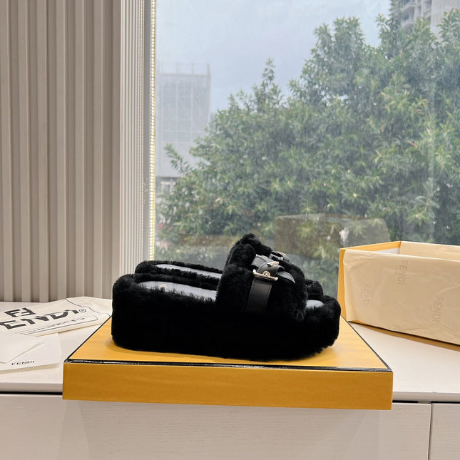 THICK-SOLDED SLIPPER IN BLACK LAMB FUR