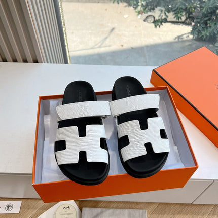 CHYPRE SANDAL IN WHITE SHINY GRAINED CALFSKIN