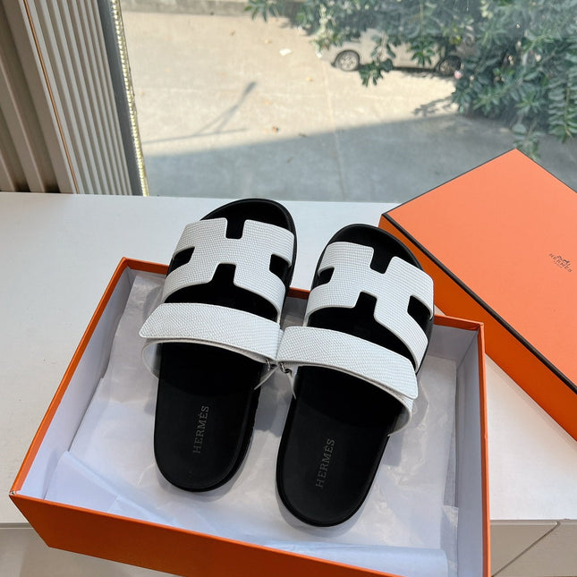 CHYPRE SANDAL IN WHITE SHINY GRAINED CALFSKIN