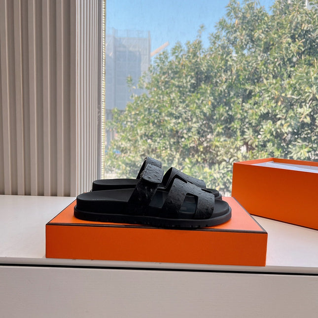 CHYPRE SANDAL IN BLACK GRAINED CALFSKIN