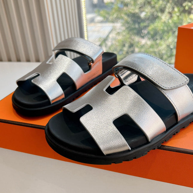 CHYPRE SANDAL IN SILVER METALLIC CALFSKIN