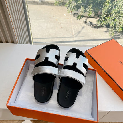 CHYPRE SANDAL IN SILVER METALLIC CALFSKIN