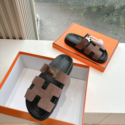 CHYPRE SANDAL IN MEDIUM BROWN SUEDE