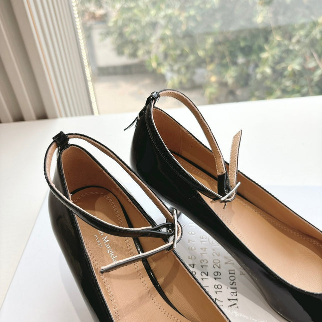 POINTED-TOE ANKLE STRAP PUMPS IN BLACK PATENT CALFSKIN
