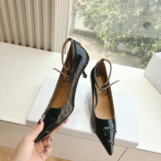 POINTED-TOE ANKLE STRAP PUMPS IN BLACK PATENT CALFSKIN