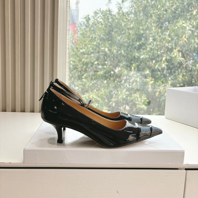 POINTED-TOE ANKLE STRAP PUMPS IN BLACK PATENT CALFSKIN