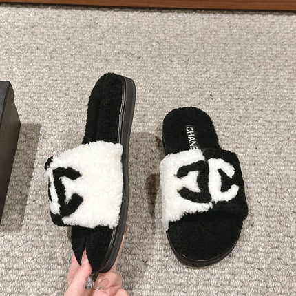 CC SLIPPERS IN BLACK MIX WHITE FLEECE
