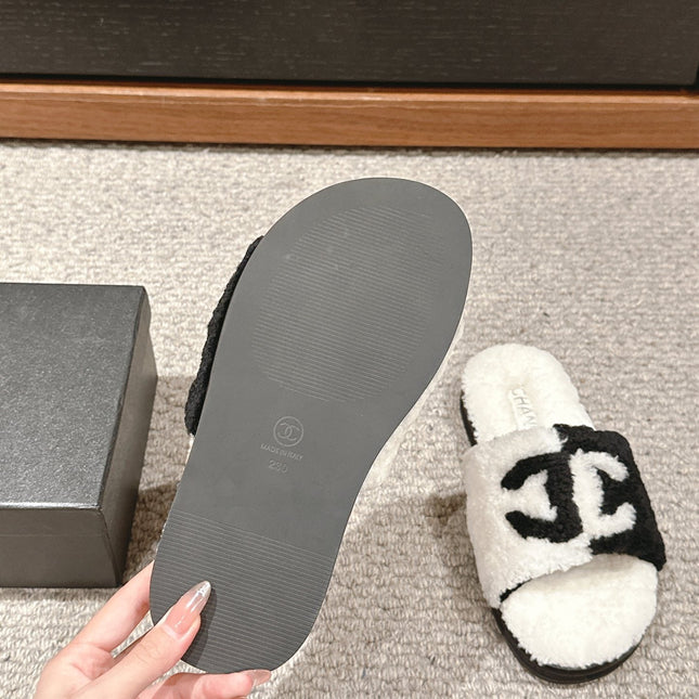CC SLIPPERS IN WHITE MIX BLACK FLEECE