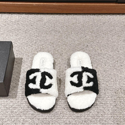 CC SLIPPERS IN WHITE MIX BLACK FLEECE