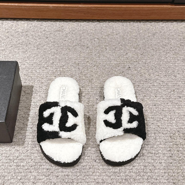 CC SLIPPERS IN WHITE MIX BLACK FLEECE