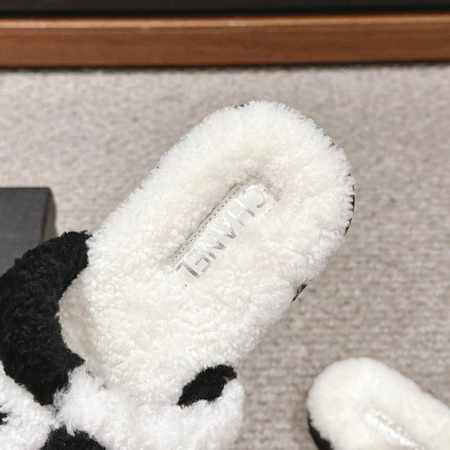 CC SLIPPERS IN WHITE MIX BLACK FLEECE