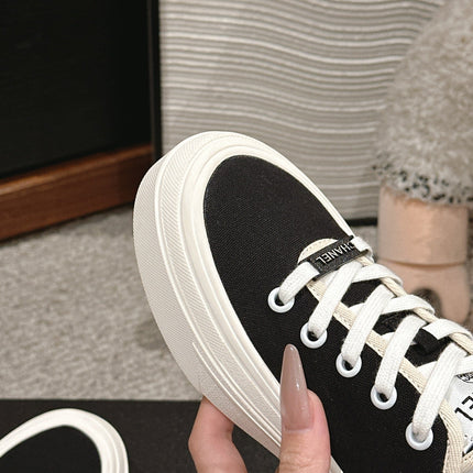 LACE-UP SNEAKERS IN BLACK CANVAS