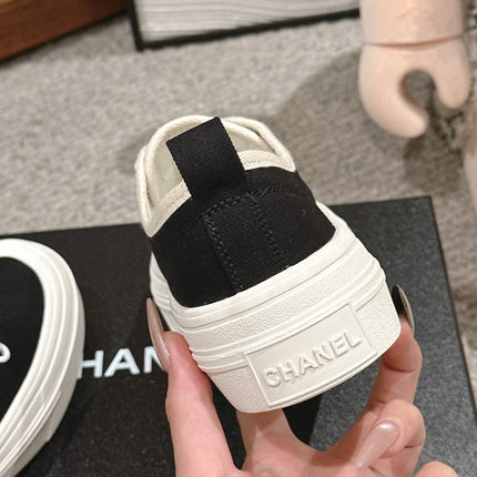 LACE-UP SNEAKERS IN BLACK CANVAS