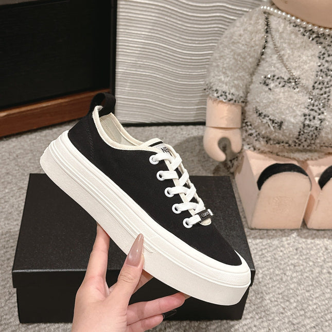 LACE-UP SNEAKERS IN BLACK CANVAS