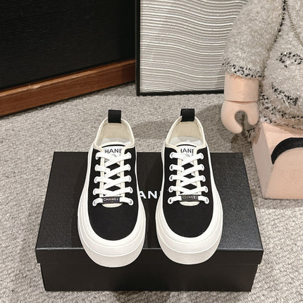 LACE-UP SNEAKERS IN BLACK CANVAS