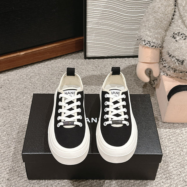 LACE-UP SNEAKERS IN BLACK CANVAS