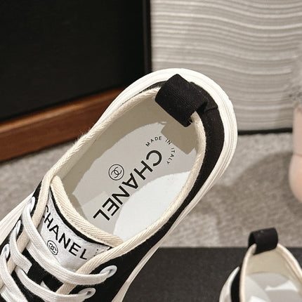 LACE-UP SNEAKERS IN BLACK CANVAS