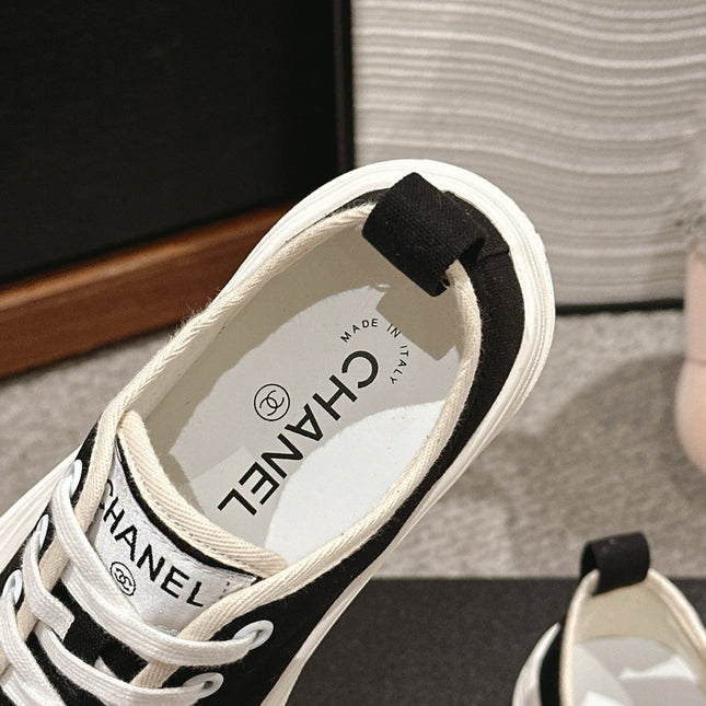 LACE-UP SNEAKERS IN BLACK CANVAS