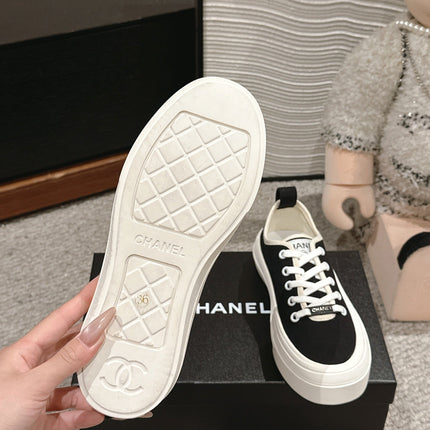 LACE-UP SNEAKERS IN BLACK CANVAS