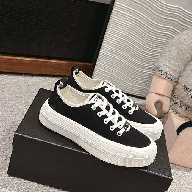 LACE-UP SNEAKERS IN BLACK CANVAS