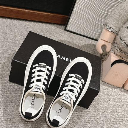 LACE-UP SNEAKERS IN BLACK CANVAS