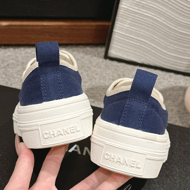 LACE-UP SNEAKERS IN NAVY BLUE CANVAS