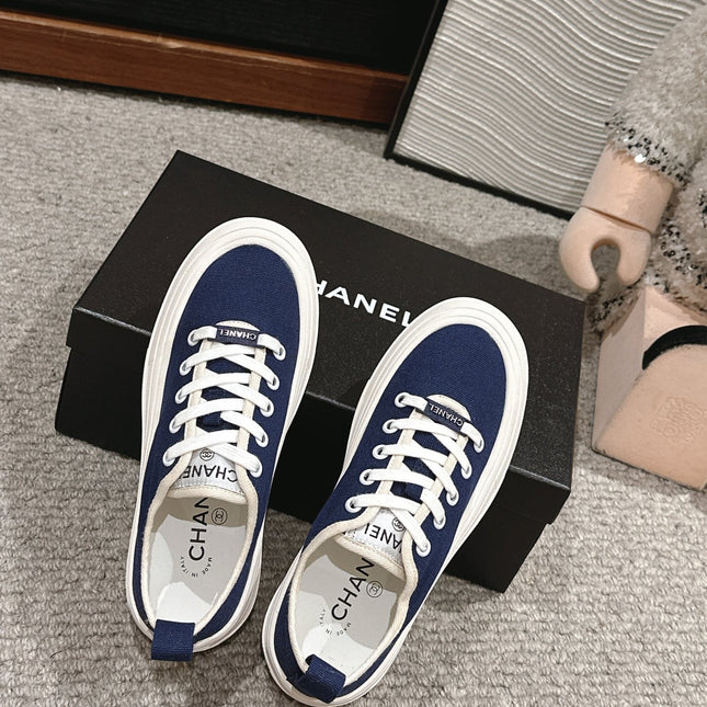 LACE-UP SNEAKERS IN NAVY BLUE CANVAS