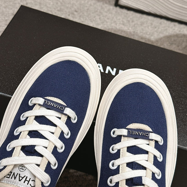 LACE-UP SNEAKERS IN NAVY BLUE CANVAS