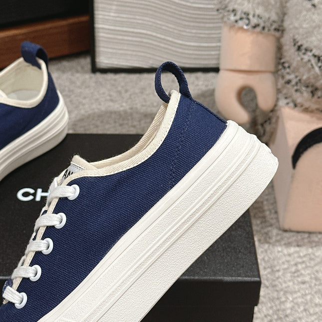 LACE-UP SNEAKERS IN NAVY BLUE CANVAS