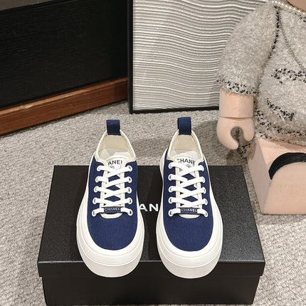 LACE-UP SNEAKERS IN NAVY BLUE CANVAS