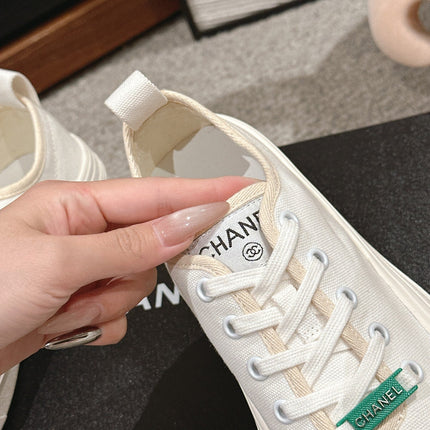 LACE-UP SNEAKERS IN WHITE CANVAS