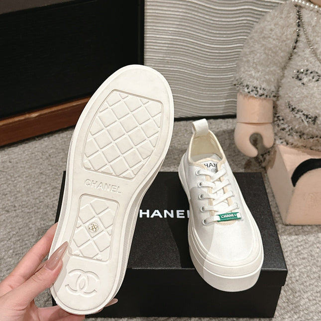 LACE-UP SNEAKERS IN WHITE CANVAS