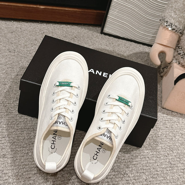 LACE-UP SNEAKERS IN WHITE CANVAS