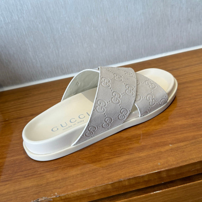 GG SLIDES X-STRAP IN WHITE SUEDE WITH EMBOSSED LOGO