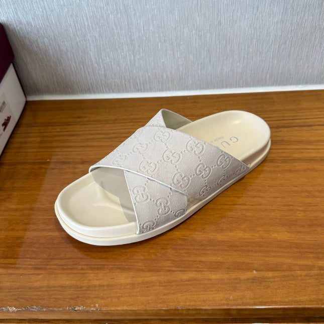 GG SLIDES X-STRAP IN WHITE SUEDE WITH EMBOSSED LOGO