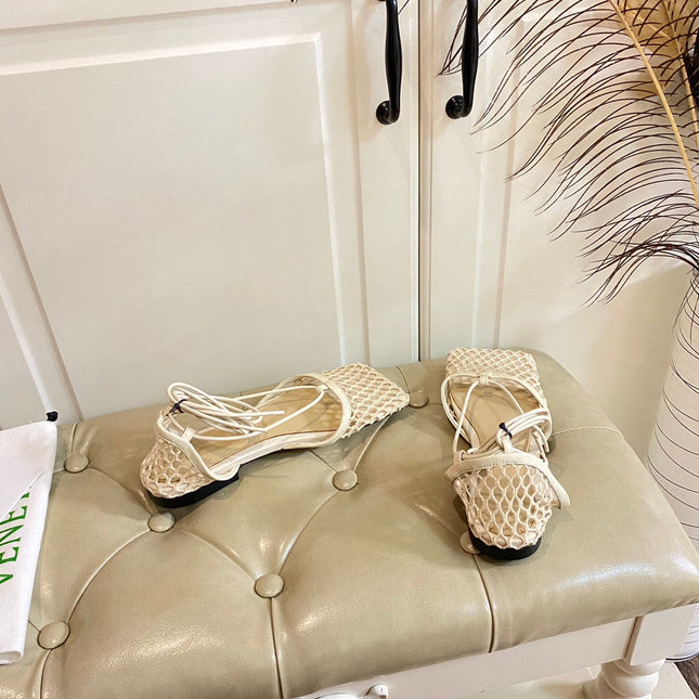 STRETCH LACE-UP FLAT SANDAL IN WHITE CREAM METALLIZED MESH AND LEATHER