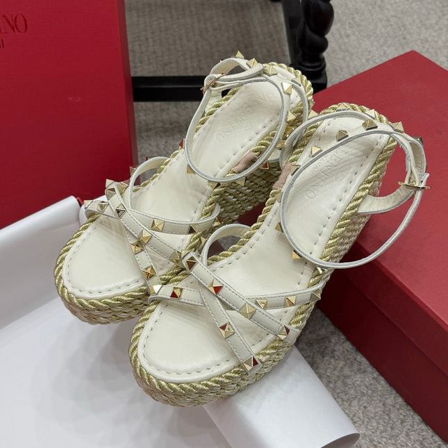 VLTN HIGH WEDGE STUDDED SANDALS 25S 100 MM IN CREAM WHITE CALFSKIN