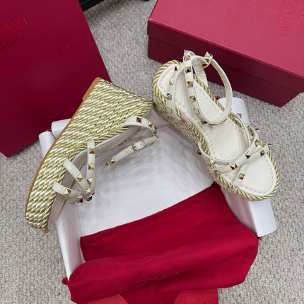 VLTN HIGH WEDGE STUDDED SANDALS 25S 100 MM IN CREAM WHITE CALFSKIN