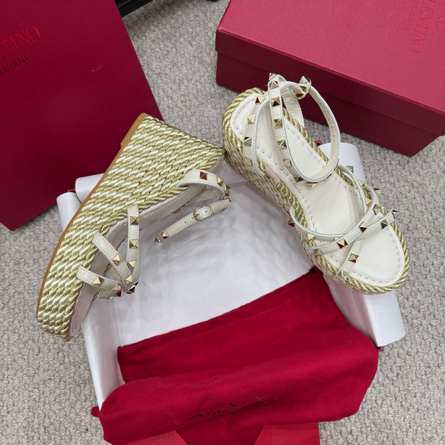 VLTN HIGH WEDGE STUDDED SANDALS 25S 100 MM IN CREAM WHITE CALFSKIN