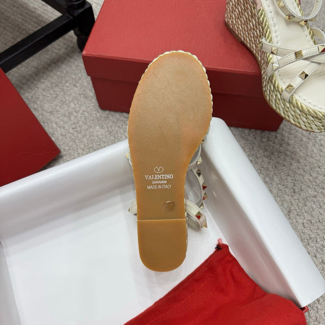 VLTN HIGH WEDGE STUDDED SANDALS 25S 100 MM IN CREAM WHITE CALFSKIN