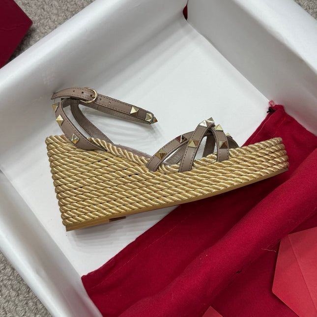 VLTN HIGH WEDGE STUDDED SANDALS 25S 100 MM IN SOFT ROSEWOOD BROWN CALFSKIN