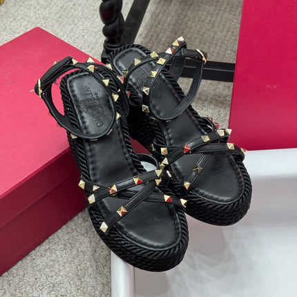 VLTN HIGH WEDGE STUDDED SANDALS 25S 100 MM IN BLACK CALFSKIN