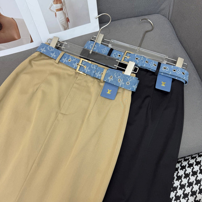 FRONT-SLIT SKIRT WITH LOGO BELT