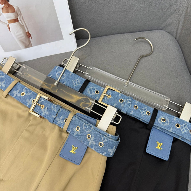 FRONT-SLIT SKIRT WITH LOGO BELT